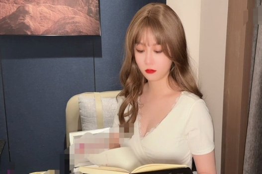 Cháu trai đi chơi phố ở nhà chú, bắt gặp dì đang tự sướng